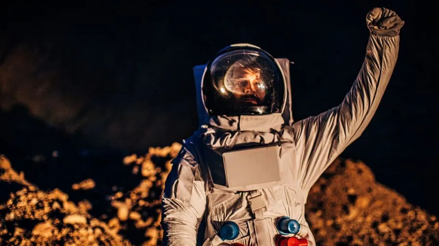astronaut-hand-oben