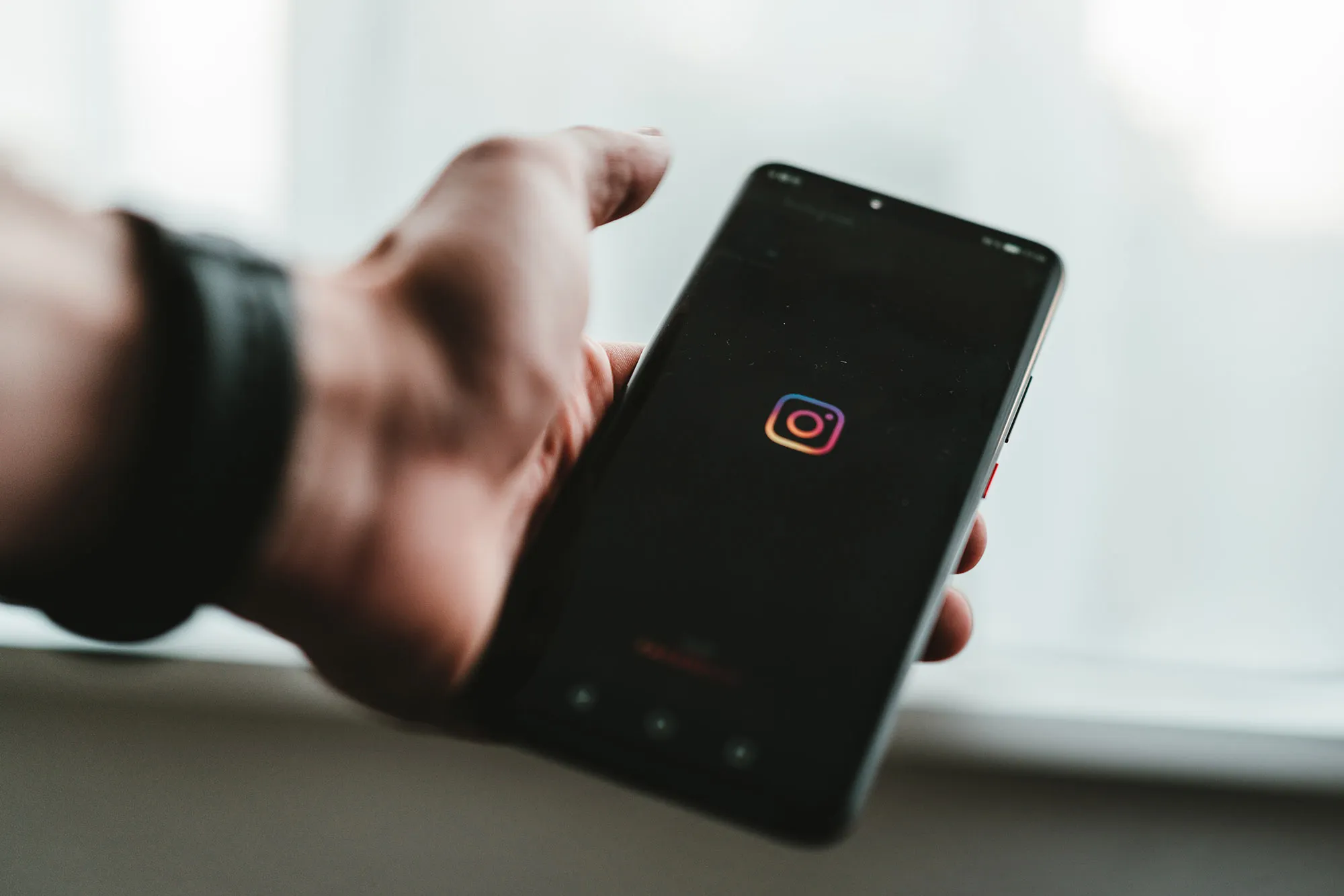 Ein Smartphone mit dem Logo von Instagram auf dem Display