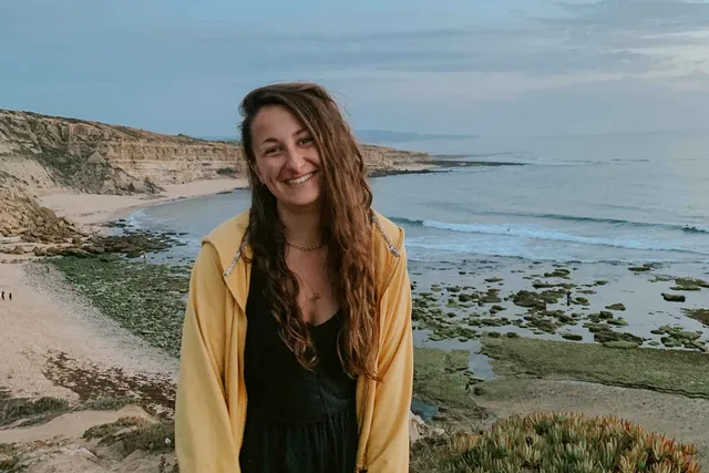 UX Designerin Alayna vor der Küste Portugals