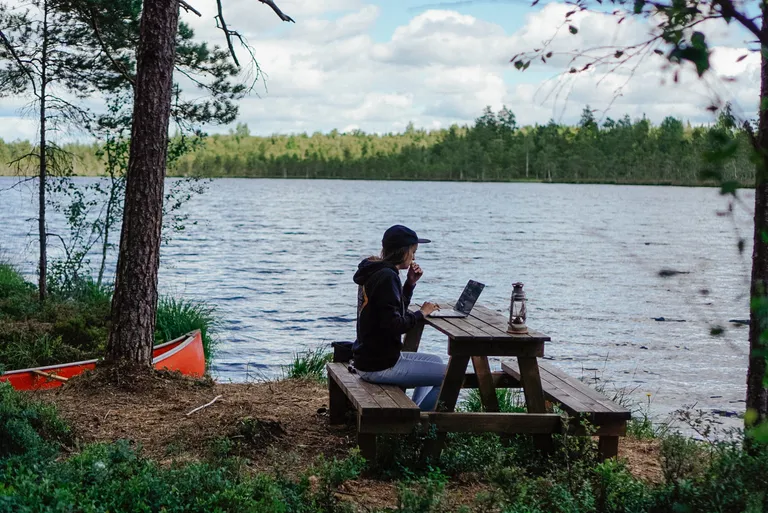Arbeiten am See in Schweden